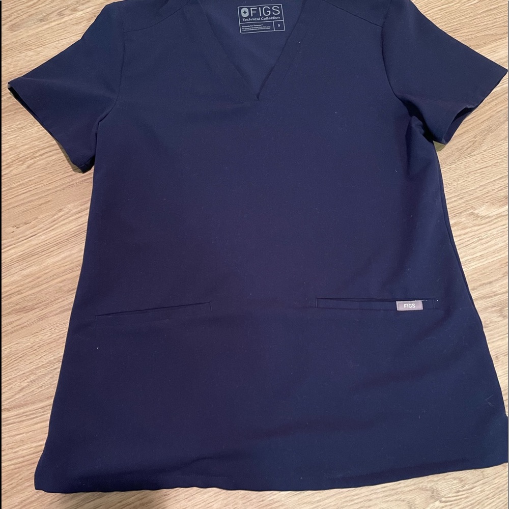 Figs three pocket scrub top